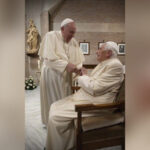 Ferenc pápa meglátogatta XVI. Benedeket közelgő születésnapja alkalmából