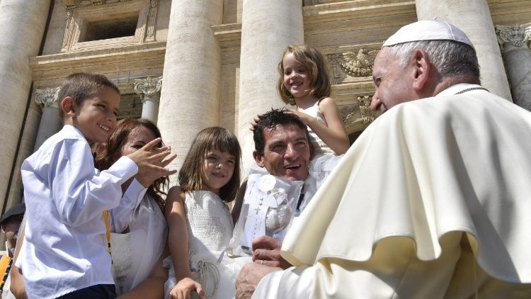 Папа: У світі не бракує доброго свідчення сімей; ідеал – це сім’я в єдності