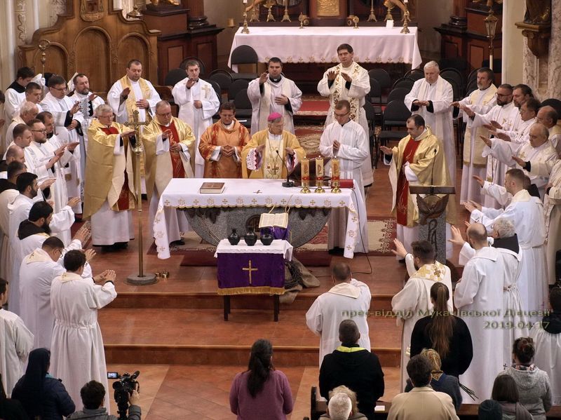 Ісус довіряє нам, священикам! Меса посвячення Мира у кафедральному соборі Мукачева