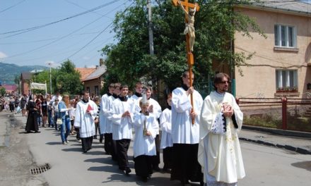 Procession de fête de Corps du Christ à travers les rues de la ville de Rakhiv