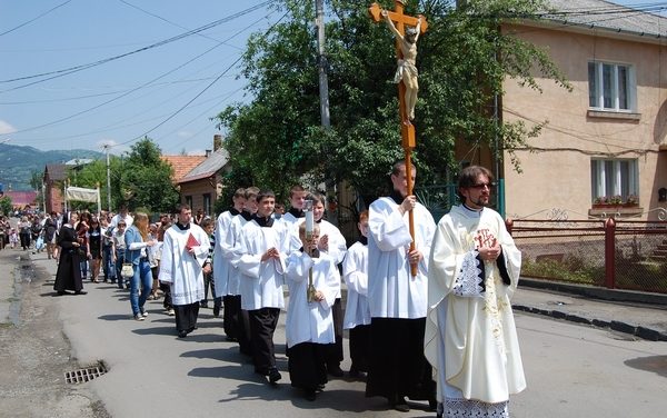 Procession de fête de Corps du Christ à travers les rues de la ville de Rakhiv