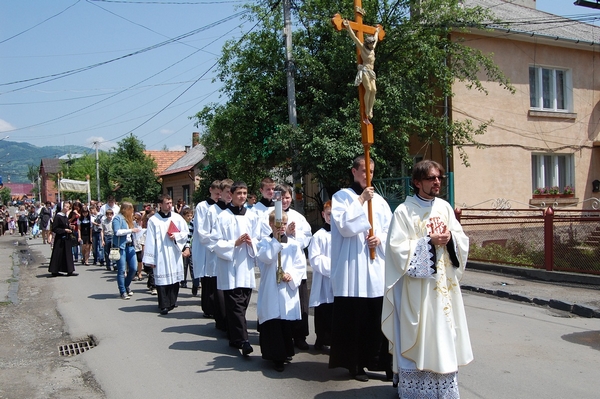 Procession de fête de Corps du Christ à travers les rues de la ville de Rakhiv