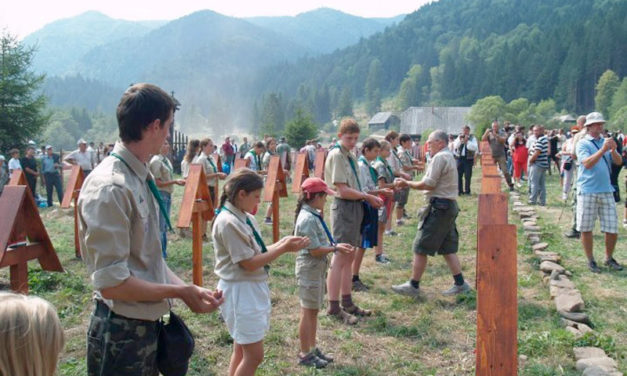 Cserkészeink Székelyföldön, katonáink sírjainál
