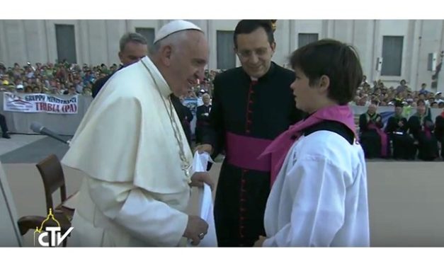 Egy munkácsi ministráns adhatta át Ferenc pápának a zarándokkendőt