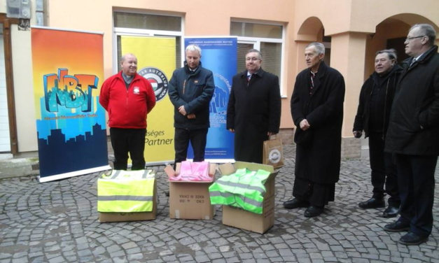 Közlekedésbiztonsági és orvosi eszközöket adott át Soltész Miklós és a Katolikus Karitász Kárpátalján