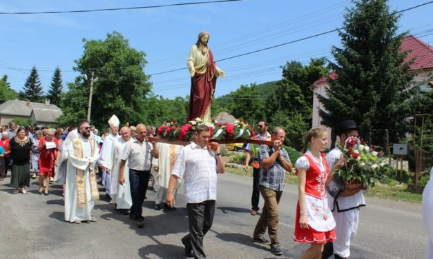Búcsú, Jézus Szíve szobor és felújított plébánia. Hármas ünnep Benében