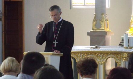 Majnek Antal püspök lelkigyakorlatot tart Szinyákon