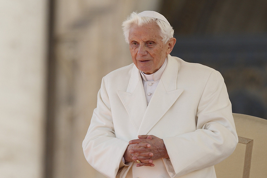 Elhunyt XVI. Benedek emeritus pápa