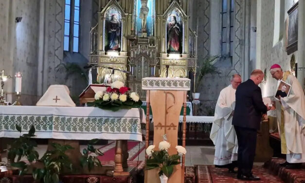 „Nem engem dicsérnek, hanem az Úristent” – Majnek Antal nyugalmazott püspök lett az idei Pásztor Ferenc-díj kitüntetettje