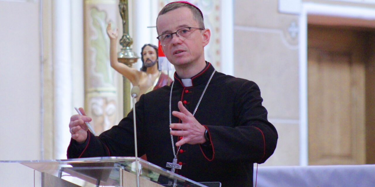 „A béke egy állapot” – Párbeszédben a püspök atyával