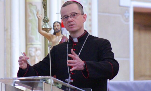 „A béke egy állapot” – Párbeszédben a püspök atyával