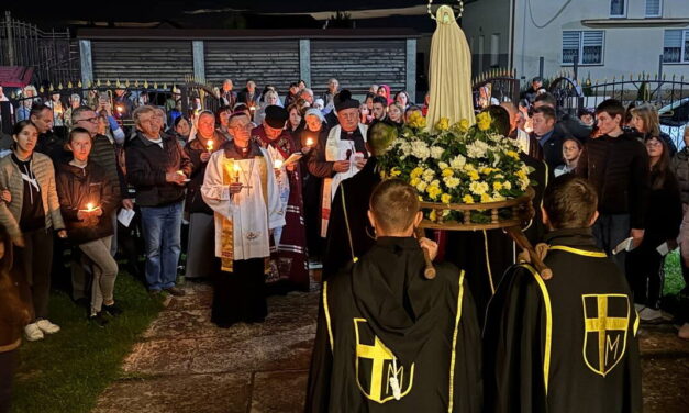 A békéért imádkozták a rózsafüzért Várkulcsa utcáin