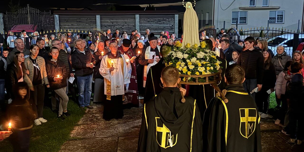 A békéért imádkozták a rózsafüzért Várkulcsa utcáin