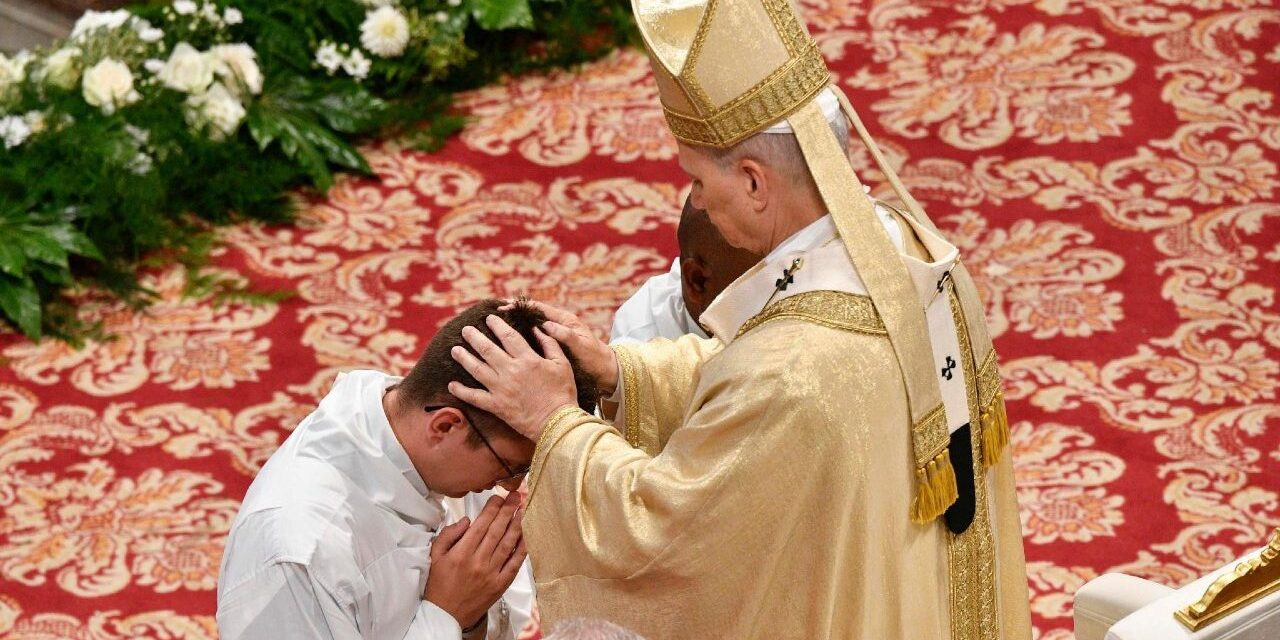 A pápa nagyobb kollegialitást sürget a papi szolgálatról szóló apostoli levelében