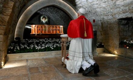 Leó pápa Szent Charbel sírjánál: Egységet az egyháznak, békét a világnak