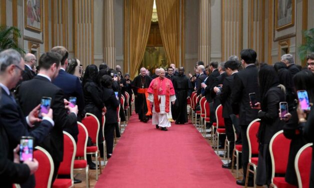 Leó pápa a diplomatákhoz: aggodalom az emberi jogok és a terjedő „háborús buzgalom” miatt