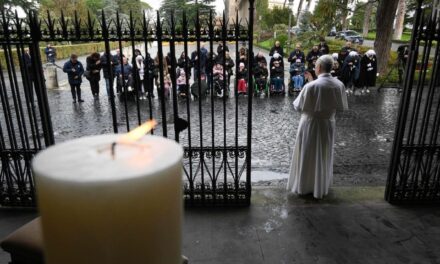 Leó pápa a betegekkel imádkozott a Vatikáni kertek Lourdes-i barlangjánál