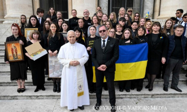 Leó pápa és Zuppi bíboros ukrán hadifoglyok családtagjaival találkozott
