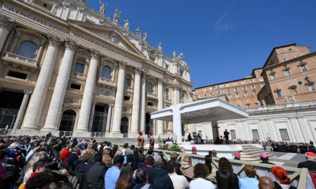 Leó pápa katekézise: A püspökök Isten népét szolgálják és őrzik a hit kincsét
