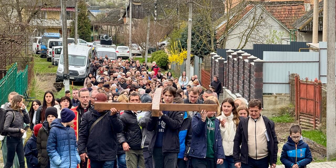 Jubileumi virágvasárnapi keresztút a békéért Korláthelmecen