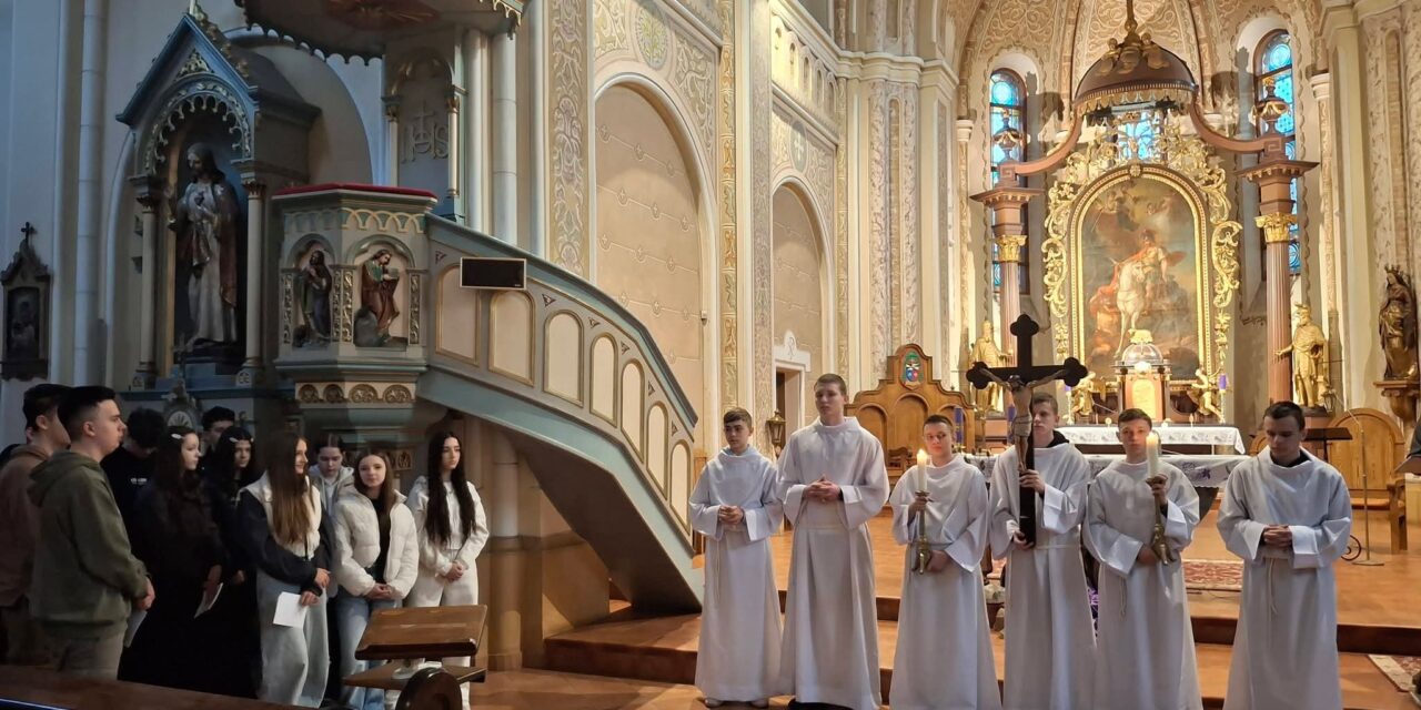 Nagyböjti keresztutat jártak a Munkácsi Szent István Líceum diákjai