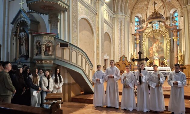 Nagyböjti keresztutat jártak a Munkácsi Szent István Líceum diákjai