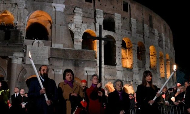 Leó pápa maga viszi a keresztet a nagypénteki Via Crucis minden állomásán a Colosseumban