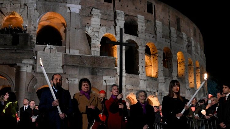 Leó pápa maga viszi a keresztet a nagypénteki Via Crucis minden állomásán a Colosseumban