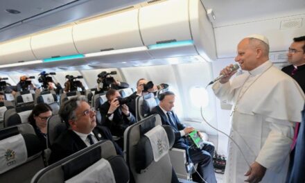 Leó pápa az Algériába tartó repülőgépen: „Nem vagyok politikus, az Evangéliumról beszélek”