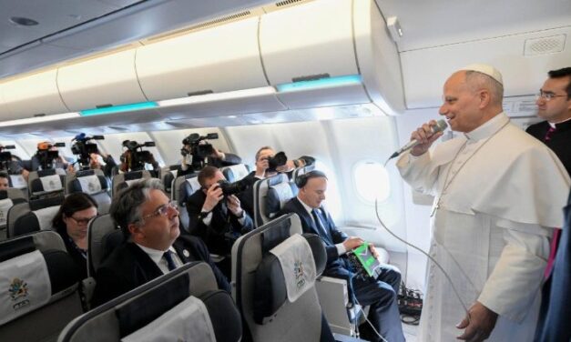 Leó pápa az Algériába tartó repülőgépen: „Nem vagyok politikus, az Evangéliumról beszélek”