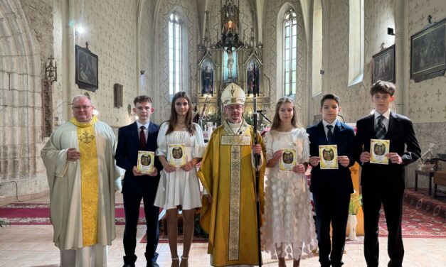 A bérmálás szentségében részesültek fiatalok Beregszászban
