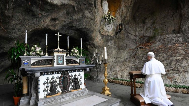 Leó pápa a világ kegyhelyeivel együtt imádkozza a rózsafüzért a békeért május 30-án