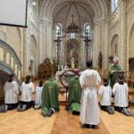 Szentmise a békéért a Tours-i Szent Márton-székesegyházban Szent Benedek közbenjárását kérve