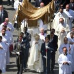 Leó pápa homíliája Madridban: Az úrnapi Krisztus velünk jár az utcákon és éltet minket