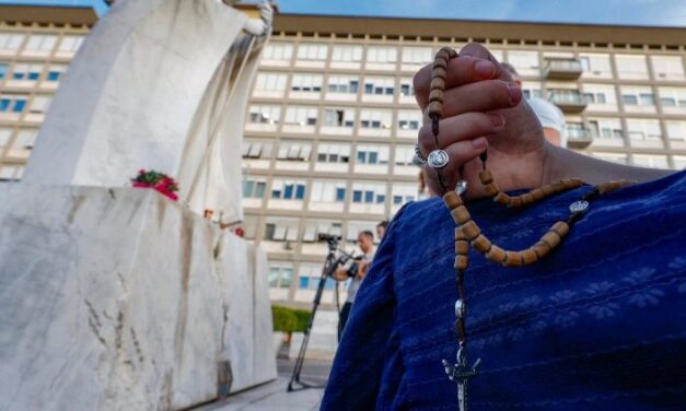 Nyugodtan telt az éjszakája Leó pápának a Gemelli-klinikán – csütörtök reggeli jelentés