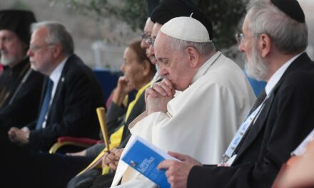 Pápež v Koloseu: Nerezignujme na vojnu, pestujme semienka zmierenia