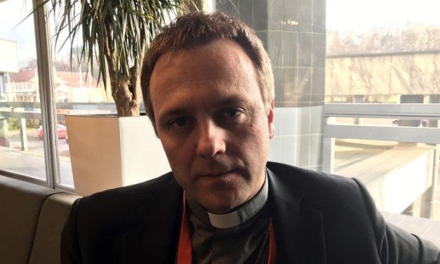 Biskup Jazłowiecki na stretnutí v Prahe: Vojna nerozdelila Cirkev na Ukrajine
