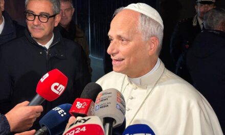 Pápež: Ľudia na Ukrajine naďalej umierajú – nech sa zastaví paľba a začne dialóg