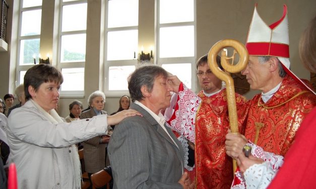 Уділення Таїнства Миропомазання в Рахові і Діловому