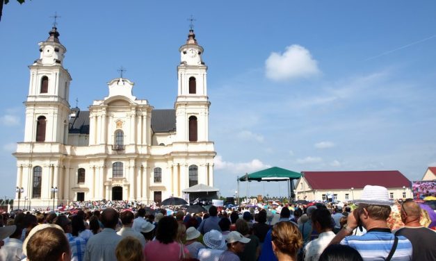 І молоді, і старші ішли на колінах