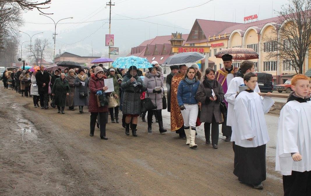 Хресна хода селищем Ясіня