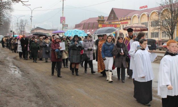 Хресна хода селищем Ясіня
