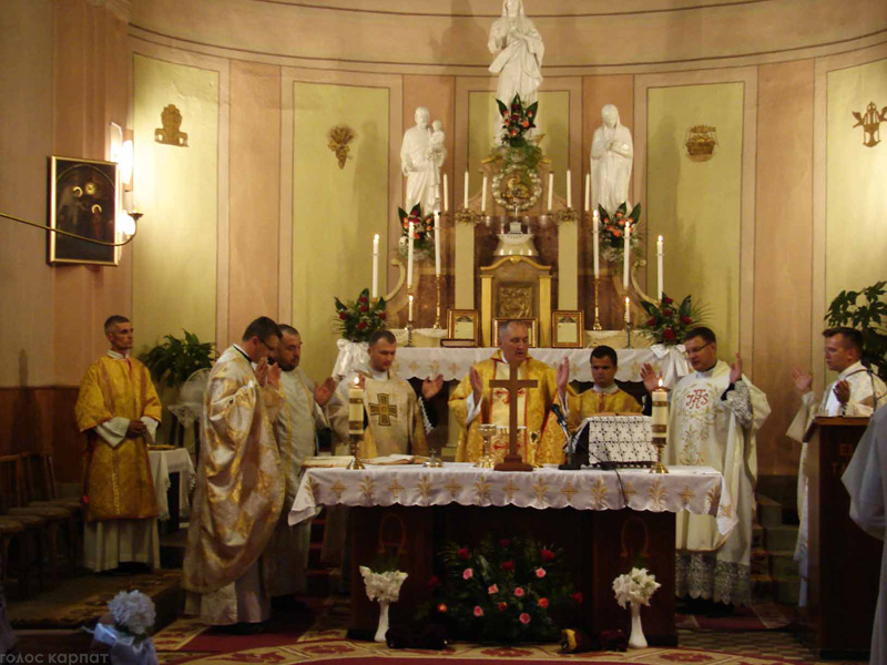 26 липня у хустському римо-католицькому храмі св. Анни і Йоакима відбулася урочиста Меса з нагоди престольного свята