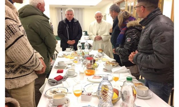 Безхатченки першими привітали Папу з 80-річчям