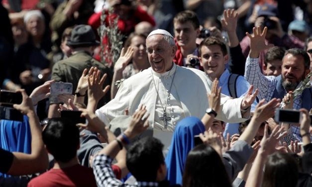 Твіт Папи Франциска: Ми покликані вибрати дорогу служіння…