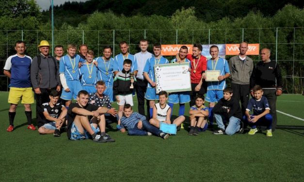 М’яч, який летить у небесні ворота