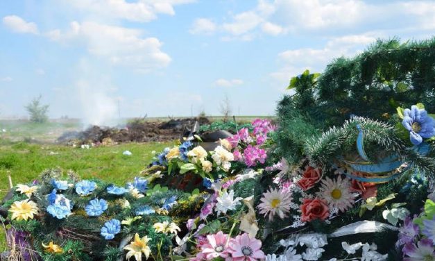 Церква каже «Ні!» пластиковому сміттю на кладовищах