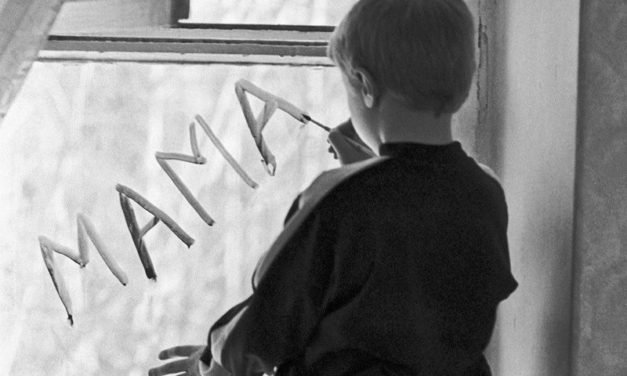 Діти чекають на маму і тата