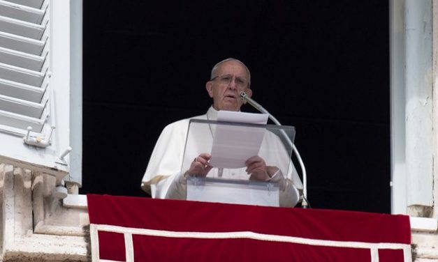 Папа: Бог не спостерігає збоку, але входить в нашу історію, щоб спасати