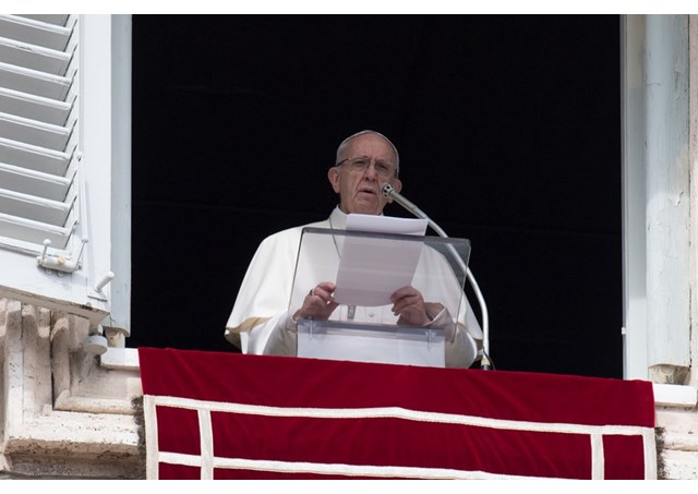 Папа: Бог не спостерігає збоку, але входить в нашу історію, щоб спасати